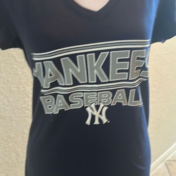 New York Yankees Women’s Size M Logo Tee Shirt Navy Blue Official MLB Merch NWT - Picture 3 of 8
